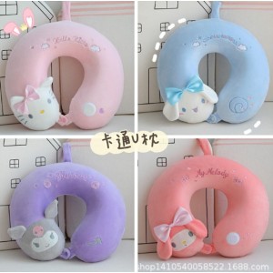 Cojín de viaje en forma U con diseño kawaii bordado. Fabricado en felpa ultra suave. Incluye broche frontal para mejor ajuste y estabilidad. Por Mayoreo T-30689